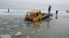 Калининградские рыбаки опубликовали видео спасения провалившегося под лёд эвакуатора 