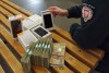 Польские таможенники конфисковали у россиянина шесть новых смартфонов