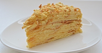 Торт «Наполеон» из слоеного теста с заварным кремом