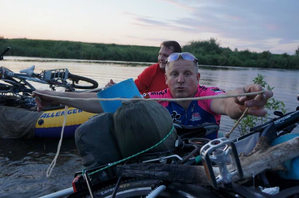Переправа через реку Матросовка во время летнего велопробега