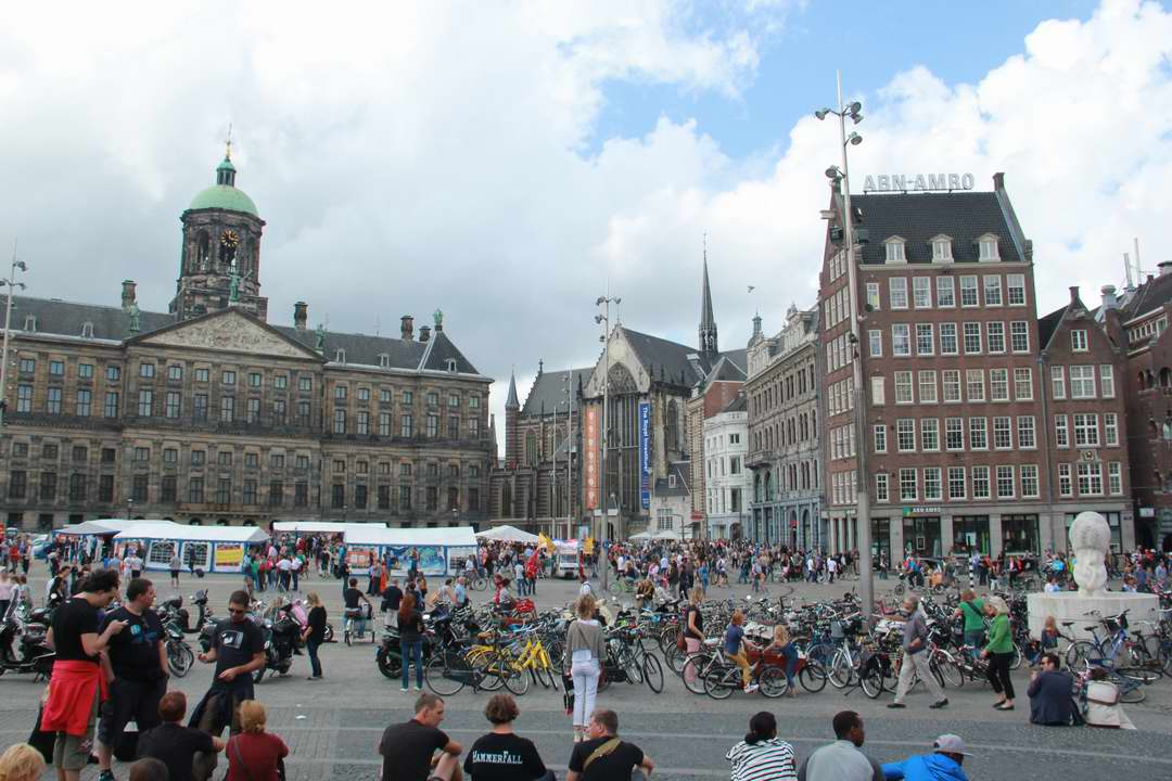 Одна из площадей Амстердама, заставленная разномастными велосипедами граждан