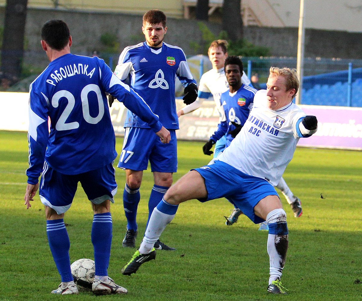 Дмитрий Сысуев борется за мяч в игре первой части сезона ФНЛ 2013/2014