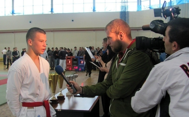Талантливому бойцу Алексею Ильенко не привыкать отвечать на вопросы журналистов