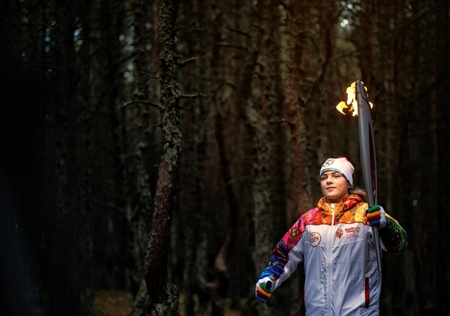Анжела Титенко с факелом Олимпиады на Куршской косе 29 октября 2013 года