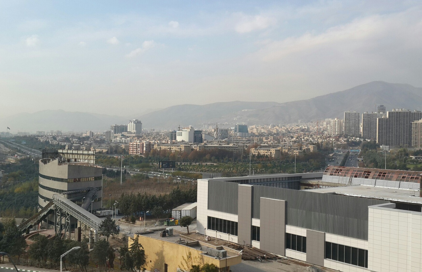 Вид на Тегеран со смотровой площадки у подножия местной телебашни