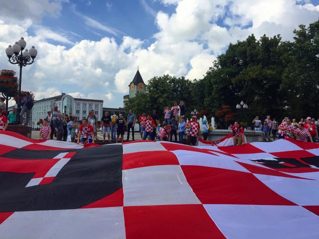 На площади Победы в Калининграде хорватские болельщики растянули огромный флаг