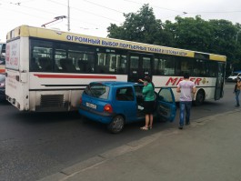На площади Василевского в Калининграде столкнулись автобус и легковушка