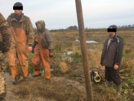 В Зеленоградском округе полиция задержала чёрных копателей янтаря с мотопомпой