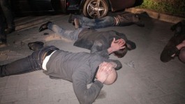 На парковке у ночного клуба в Калининграде задержали мужчину с арсеналом оружия (фото)