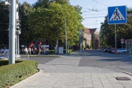 В Калининграде планируют убрать пешеходный переход у областного правительства на улице Театральной