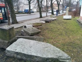 В центре Калининграда лежат бесхозные плиты с немецкого кладбища (фото)