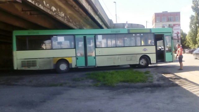 Под эстакадным мостом в Калининграде застрял автобус