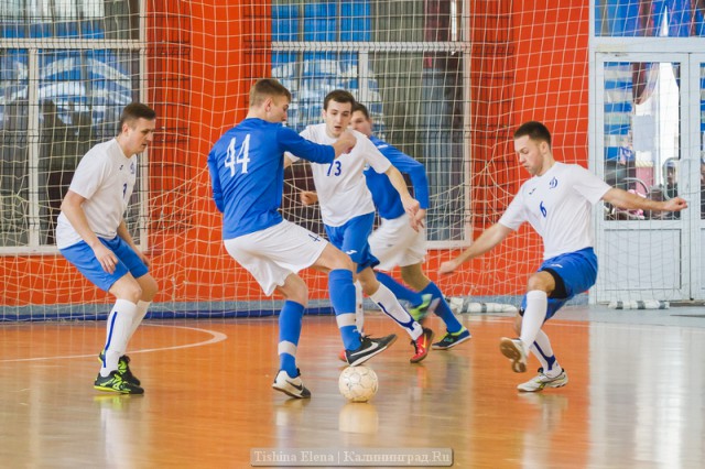 «Голевой момент»: в чемпионате Калининграда по мини-футболу прошёл третий тур (фото)
