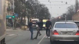 На улице Карла Маркса в Калининграде подрались водители двух автомобилей (видео)