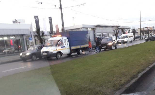 На Московском проспекте BMW X5 врезался в грузовик: образовалась пробка