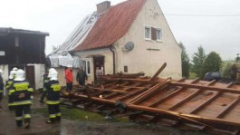 Из-за урагана в Польше погибли три человека, 16 получили ранения (фото)