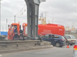 Из-за ДТП с машиной «Водоканала» затруднено движение в районе двухъярусного моста в Калининграде