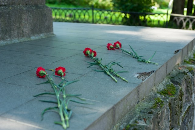 В Польше с памятника советским воинам украли металлическую плиту