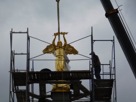 «Как в Каннах»: в центре Гусева установили трёхметровую скульптуру ангела (фото)
