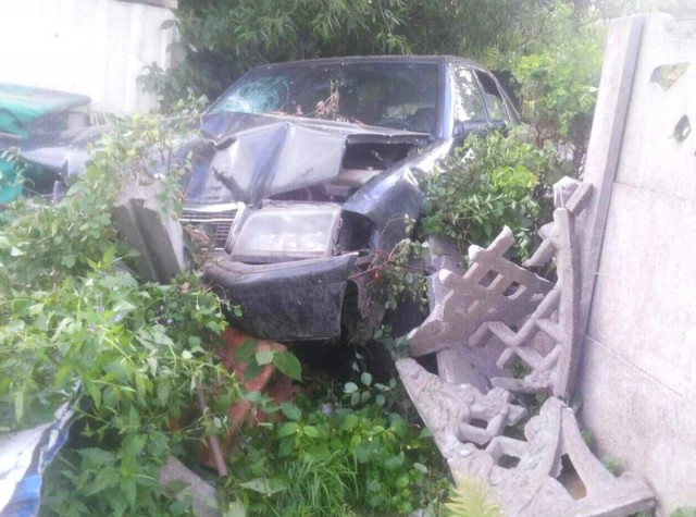 Очевидцы: В Гурьевске пьяный водитель «Мерседеса» протаранил бетонный забор (фото)