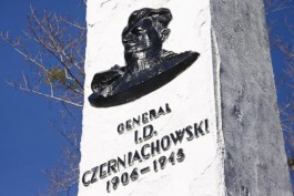 В Польше задержали мужчин, пытавшихся разобрать памятник Черняховскому