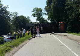 Перевернувшийся грузовик перекрыл дорогу в Зеленоградском округе