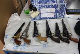 Калининградские оперативники обнаружили в почтовых отправлениях 47 единиц оружия (фото)