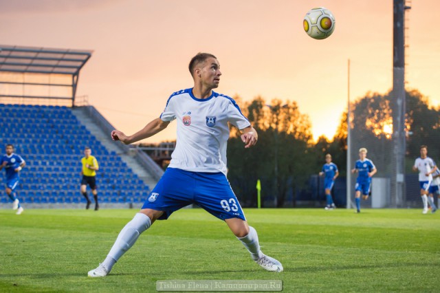 Мяч принимает воспитанник калининградцев Виталий Каленкович