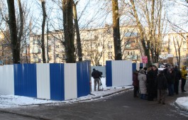 Жильцы домов на улице Галицкого вышли на пикет против строительства парковки у ТЦ «Маяк» (фото)