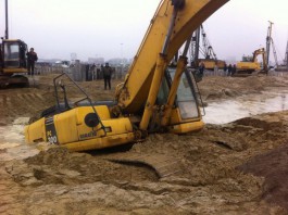 При строительстве стадиона к ЧМ-2018 на Острове рабочие утопили экскаватор (фото)