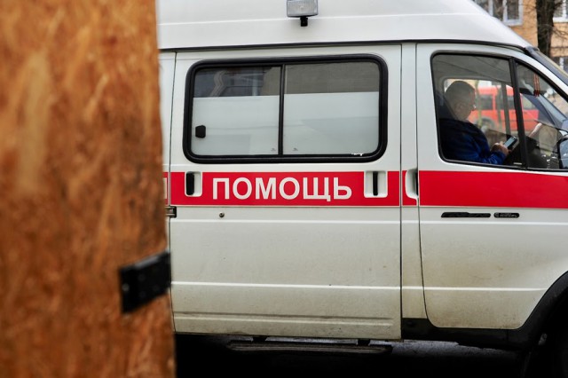 На улице Сергеева в Калининграде мужчина выпал из окна второго этажа