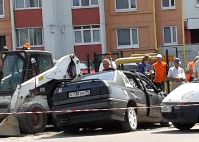 На ул. Автомобильной в Калининграде легковушка въехала в погрузчик: пострадал мужчина
