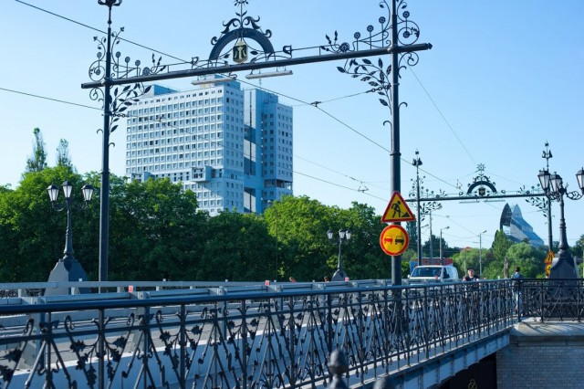 В Калининграде планируют заменить разбитое вандалами стекло на Деревянном мосту на другой материал