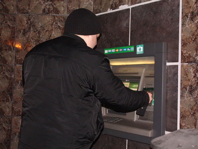 В Калининграде мужчина пытался украсть 6 млн рублей из банкомата на Ленинском проспекте