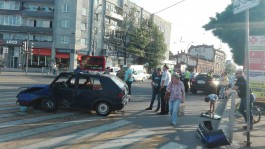 На улице Черняховского в Калининграде столкнулись машина Росгвардии и автомобиль доставки (фото)