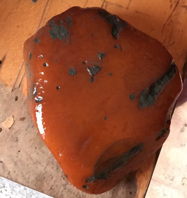 На янтарном комбинате нашли самородок весом 2,3 килограмма