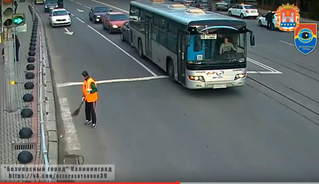 В Калининграде автобус врезался в легковушку (видео)