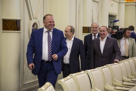 Николай Цуканов, Владимир Путин и Александр Масляков в театре эстрады, июль 2015 года