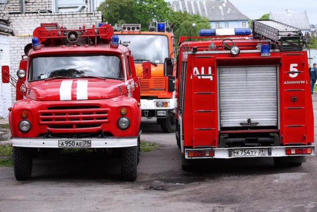 На улице Чекистов в Калининграде пожарные тушили квартиру в пятиэтажном доме