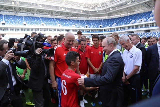 Путин понаблюдал за тренировкой юных футболистов на стадионе «Калининград»