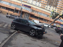 На пересечении Куйбышева и Гагарина в Калининграде автомобиль врезался в светофор