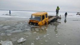 Калининградские рыбаки опубликовали видео спасения провалившегося под лёд эвакуатора  (видео)