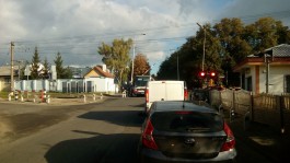 На ж/д переезде в Калининграде пассажирский автобус прижало шлагбаумом (фото)