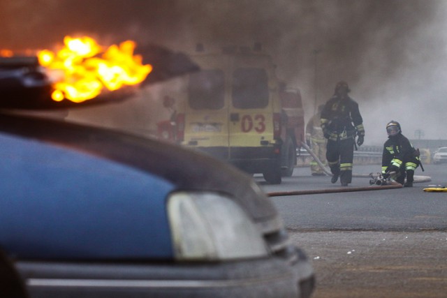 «Сгорел на работе»: как МЧС тушило машину и спасало людей на Приморском кольце  (фото)