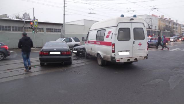 В аварии с участием скорой на Советском проспекте в Калининграде пострадали два человека