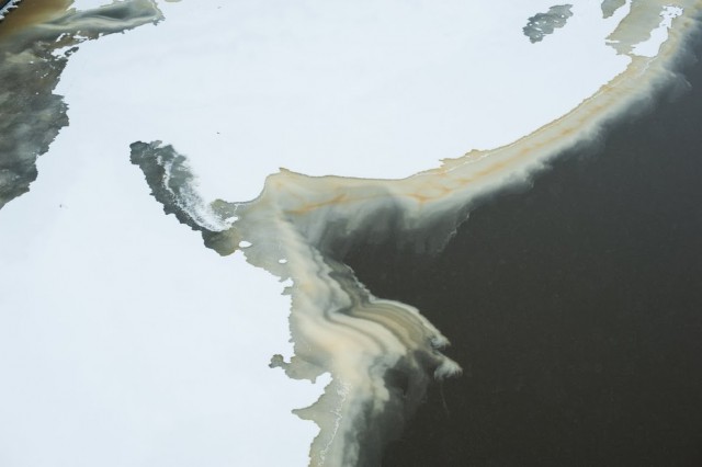 В Куршском заливе оторвалась льдина с четырьмя рыбаками