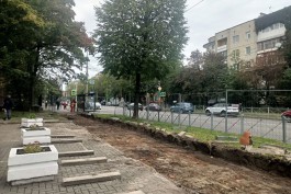 На проспекте Мира в Калининграде начали ремонтировать тротуар (фото)