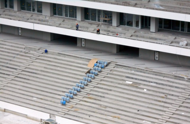 На стадионе в Калининграде началась установка антивандальных кресел