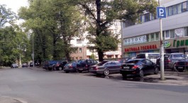 Стихийная парковка на тротуаре в центре Калининграда