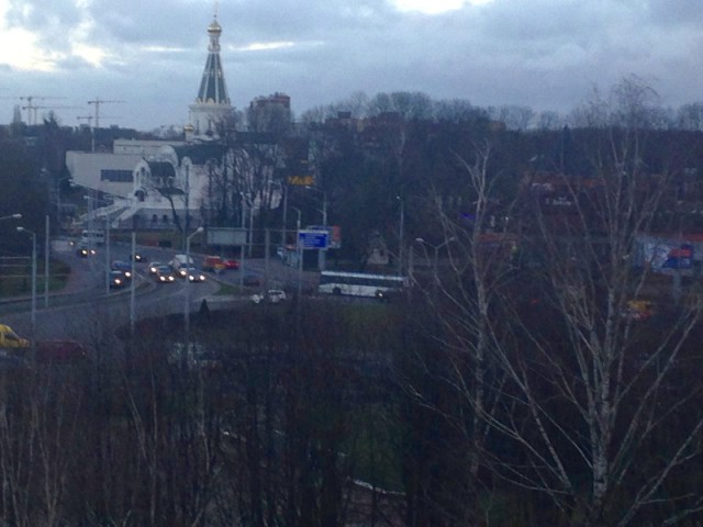 Из-за застрявшего на кольце автобуса в районе площади Василевского образовались пробки